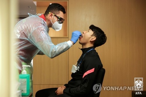 코로나19 검사하는 손흥민 / 사진=대한축구협회