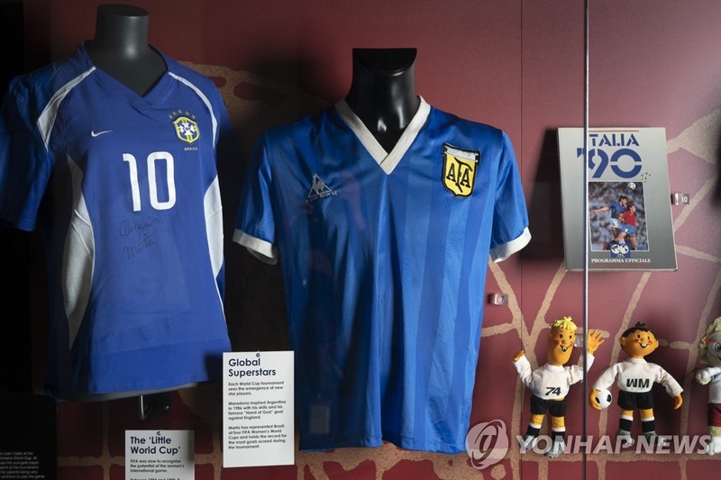 영국 국립축구박물관에 전시된 마라도나의 1986년 멕시코월드컵 유니폼 / 사진=연합뉴스