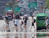 낮 최고 36도 폭염·열대야…전국 대체로 흐린 가운데 곳곳에 소나기