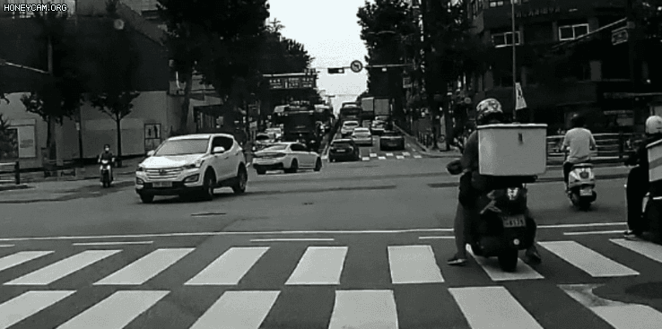 선릉역 인근 도로에서 대형 화물차가 오토바이를 들이받는 사고가 발생했다 / 영상 = 온라인 커뮤니티 보배드림