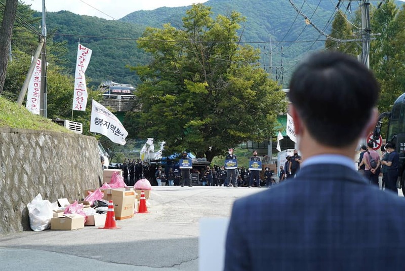 1인 시위에 나선 국민의힘 하태경 대선 예비후보와 민주노총의 파업 모습 / 사진 = 하태경 페이스북