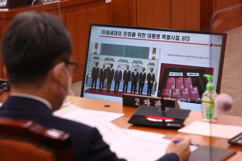 국민의힘 이용 의원이 21일 서울 여의도 국회에서 열린 문화체육관광위원회의 문체부, 문화재청 등에 대한 종합감사에서 BTS 유엔 특사 비용과 관련해 질의하고 있다. / 사진 = ...