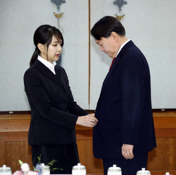 윤석열 전 검찰총장이 2019년 7월 25일 부인 김건희씨와 함께 청와대 임명장 수여식에 참석한 모습. / 사진=연합뉴스