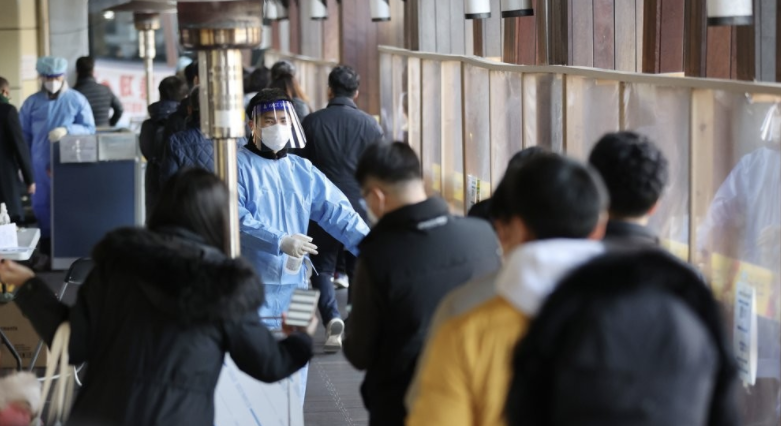 검사 기다리는 시민들 / 사진=연합뉴스