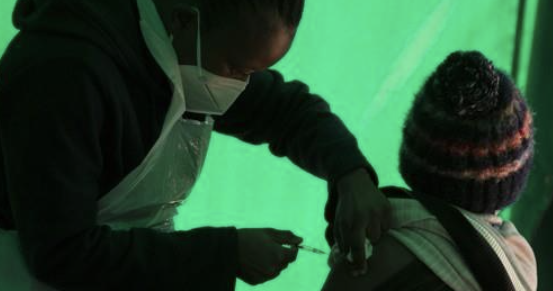 코로나19 백신 맞는 남아공 주민 / 사진=연합뉴스