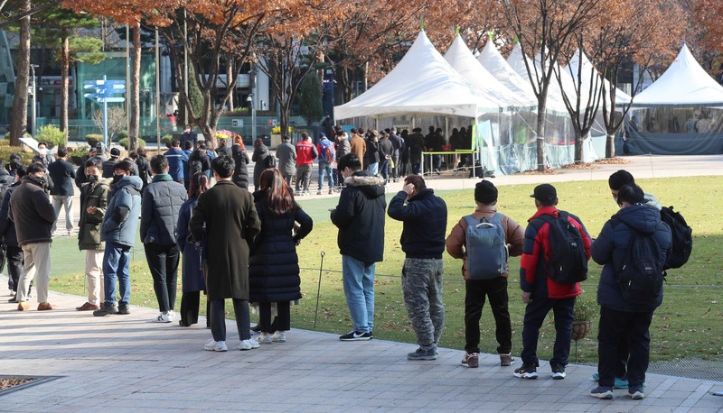 지난 24일 서울시청 앞 서울광장 코로나19 선별진료소에서 진단검사를 받기 위해 기다리는 시민들의 모습 / 사진 = 매일경제