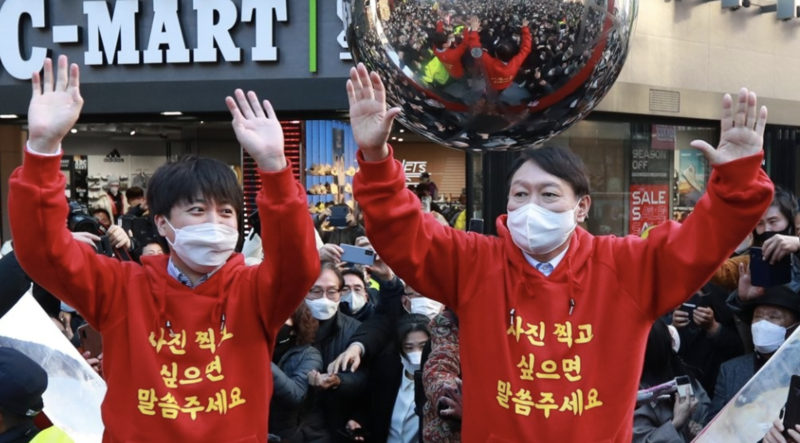국민의힘 윤석열 대선후보와 이준석 대표가 지난 4일 오후 부산 서면 젊음의 거리에서 커플 후드티를 입고 시민들에게 인사하고 있다. / 사진=연합뉴스