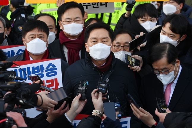 MBC를 항의 방문한 김기현 국민의힘 원내대표와 원내지도부 / 사진=국회사진기자단