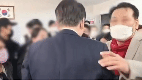 1일 서울 여의도 대하빌딩 9층의 국민의힘 선거대책본부 하부 조직 네트워크본부 사무실에서 무속인 전 모 씨(왼쪽)가 윤석열 국민의힘 대선 후보를 이끌며 관계자들과 인사하거나 사진을...
