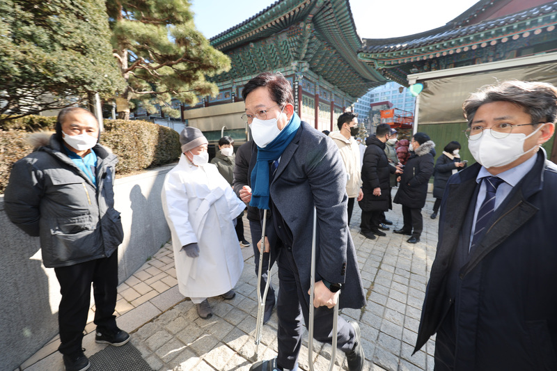 21일 사과 입장 밝히기 위해 조계사를 찾은 송영길 더불어민주당 대표 / 사진=연합뉴스