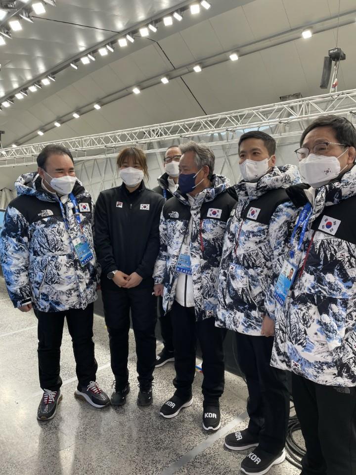 베이징에서 선수들을 격려하는 윤홍근 단장(맨 왼쪽)과 이기흥 대한체육회장(왼쪽 세 번째), 김용빈 선수부단장(오른쪽 두 번째).