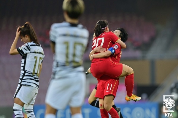 여자 축구대표팀 선수들이 6일 인도 나비 뭄바이의 D.Y 파틸 스타디움에서 열린 중국과의 2022 AFC 아시안컵 결승전에서 패한 뒤 아쉬워하고 있는 모습. / 사진 = 대한축구협...