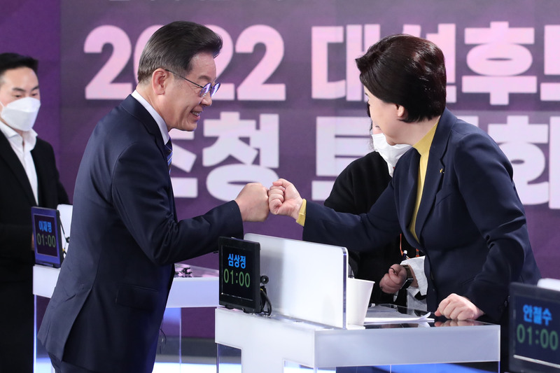 11일 오후 서울 중구 매경미디어센터에서 열린 한국기자협회 주최 방송 6개사 공동 주관 2022 대선후보 초청 토론회 시작에 앞서 인사를 나누는 이재명 더불어민주당 대선 후보와 심...