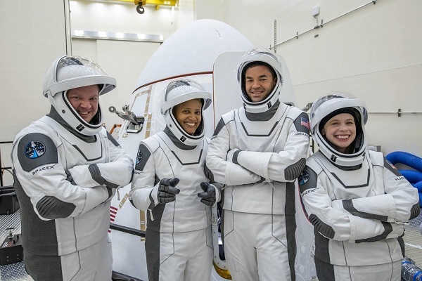 지난해 9월 스페이스X 민간 우주 관광 전 스페이스X의 우주복을 입고 있는 인스퍼레이션4 승무원. 아이잭먼(왼쪽에서 세번째)은 '폴라리스' 우주여행 계획에도 참여한다. / 사진 =...