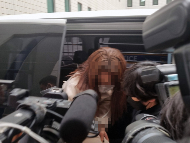9호선 휴대전화 폭행 사건으로 구속된 20대 여성이 지난 3월 30일 오전 서울 강서경찰서 호송차에서 내리고 있다. / 사진=연합뉴스