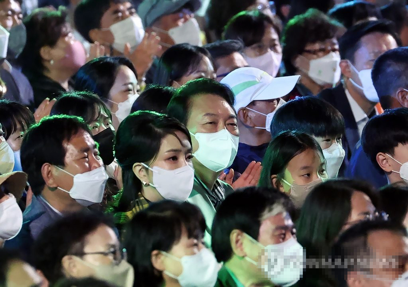 윤석열 대통령과 김건희 여사가 22일 청와대 대정원 야외무대에서 열린 청와대 국민개방기념 특별기획 KBS 열린음악회에서 공연을 관람하고 있다. /사진 = 연합뉴스