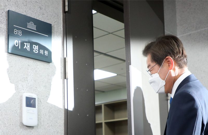 더불어민주당 이재명 의원이 7일 오전 국회 의원회관에 첫 출근해 의원실로 들어가고 있다 / 사진 = 국회사진기자단