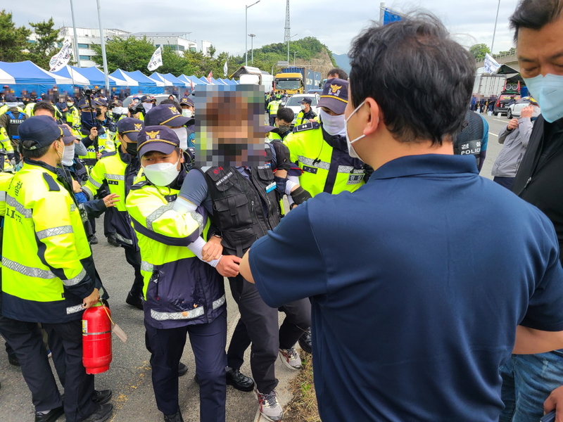 경찰이 부산신항 삼거리 인근에서 트레일러 운송을 방해한 화물연대 조합원을 체포하고 있다. / 사진=  부산경찰청 제공