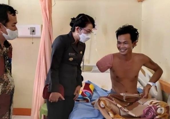 동물원 연못에 손을 넣었다가 오른쪽 팔을 잃은 일함. / 사진= 일간 콤파스, 연합뉴스