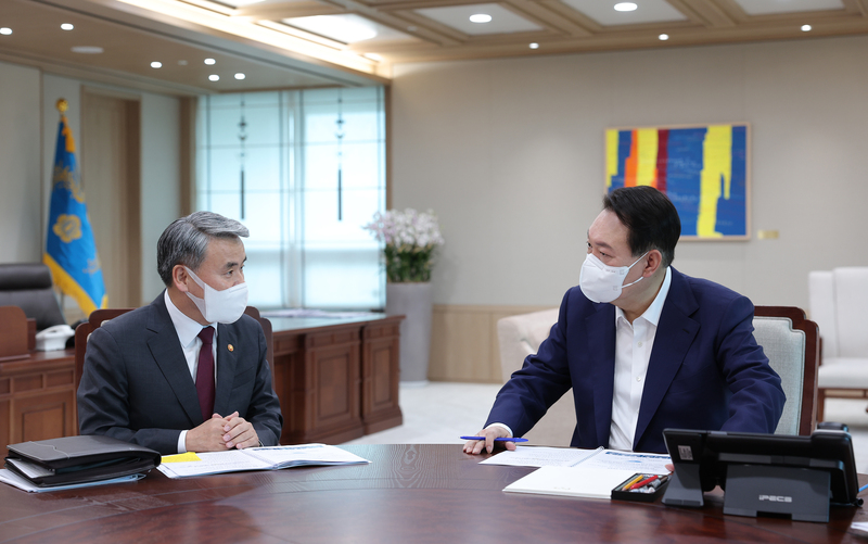 윤석열 대통령이 22일 오전 서울 용산 대통령실 청사에서 이종섭 국방부 장관으로부터 부처 업무보고를 받고 있다.