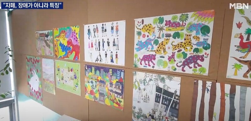 자폐인 디자이너가 만든 작품들이 오티스타에 전시돼 있다