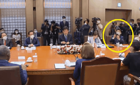 펠로시 의장을 촬영하는 듯 한 권성동 국민의힘 원내대표. / 사진=SBS 방송 캡처