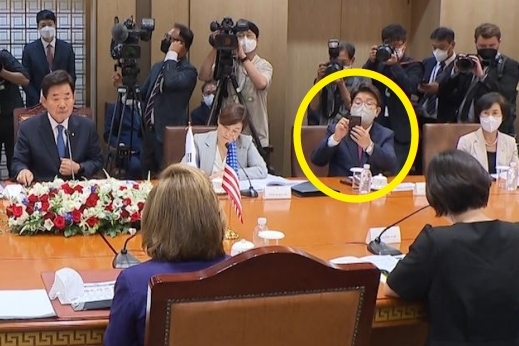 펠로시 의장을 촬영하는 듯 한 권성동 국민의힘 원내대표. / 사진=SBS 방송 캡처