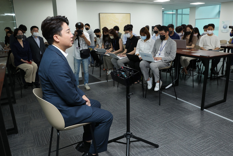 국민의힘 이준석 대표가 13일 오후 국회 소통관에서 기자회견을 열고 당 비상대책위원회 체제 전환에 대한 가처분 신청 등과 관련해 직접 입장을 밝힌 뒤 질의응답 시간을 갖고 있다 /...