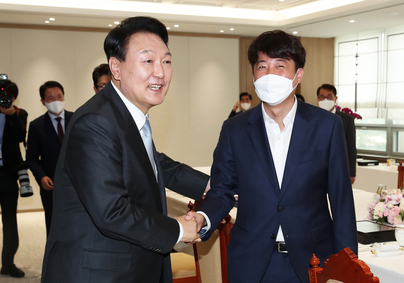 윤석열 대통령이 지난 6월 10일 용산 대통령실 청사에서 열린 국민의힘 지도부와의 오찬 회동에서 이준석 당 대표와 악수하고 있다 / 사진 = 대통령실사진기자단