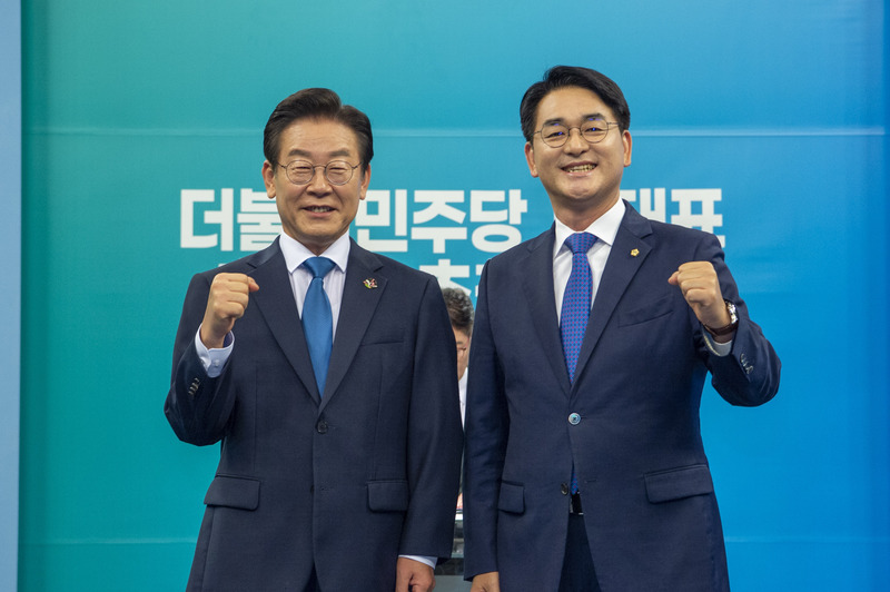 (왼쪽부터) 17일 오후 광주 서구 KBS 광주방송총국에서 열린 더불어민주당 당 대표 후보자 방송 토론회에 참석한 이재명, 박용진 후보가 토론 시작 전 기념촬영을 하고 있다. / ...