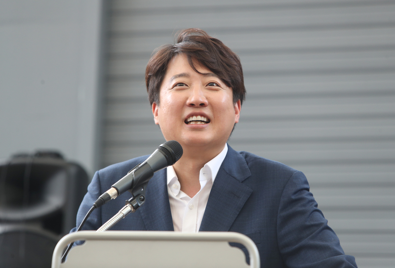 국민의힘 이준석 전 대표가 지난 4일 오후 대구 중구 김광석 거리에서 당원들과 만나 발언하고 있다. 이 전 대표는 기자회견 방식으로 지역 당원들과 시민들을 만났다. / 사진 = 연...