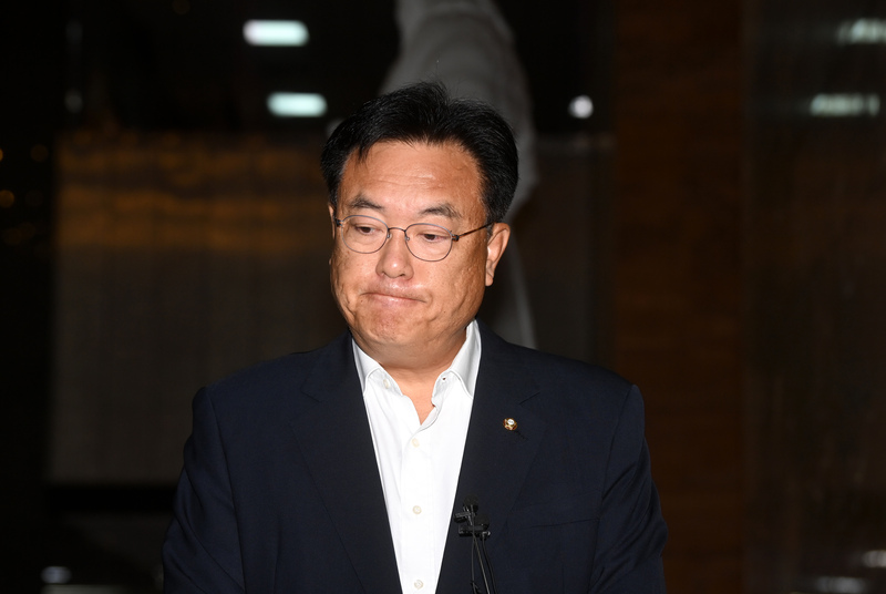국민의힘 정진석 비상대책위원장이 13일 오전 국회 대표실 앞에서 취재진의 질문을 받고 있다 / 사진 = 국회사진기자단