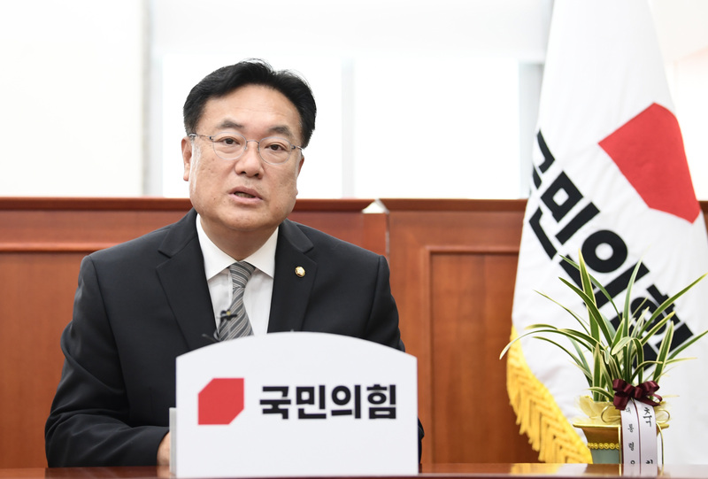 국민의힘 정진석 비상대책위원장(오른쪽)이 14일 오후 서울 여의도 국회에서 이진복 대통령실 정무수석으로부터 윤석열 대통령의 축하 난을 전달받고 환담하고 있다 / 사진 = 국회사진기...