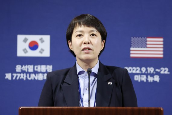 김은혜 대통령실 홍보수석이 22일(현지 시각) 미국 뉴욕 쉐라톤 뉴욕 타임스퀘어호텔 내 프레스센터에서 현안 관련 브리핑을 하고 있다. / 사진=연합뉴스
