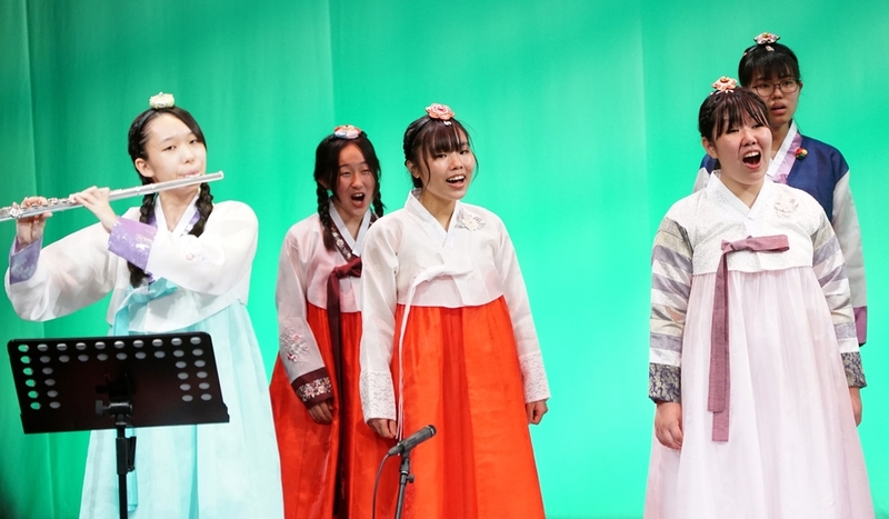 일본 고교생이 한복을 입고 합창하고 있다. / 사진=연합뉴스