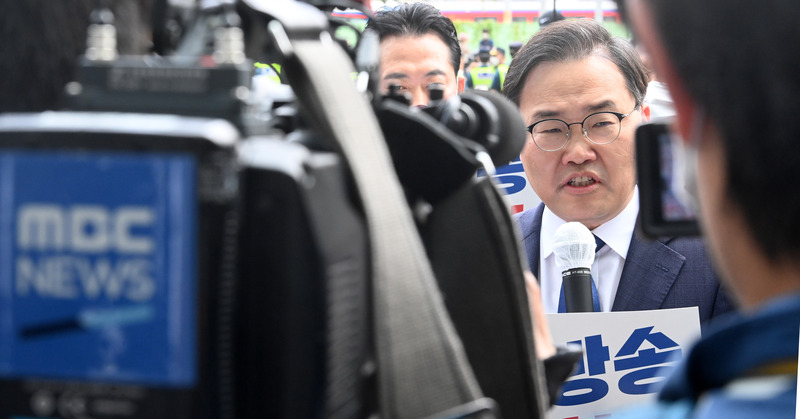 28일 서울 마포구 MBC 본사 앞에서 홍석준 국민의힘 과학기술정보방송통신위원회 위원이 윤석열 대통령의 뉴욕 발언 보도에 대해 항의하고 있다. / 사진 = 국회사진기자단