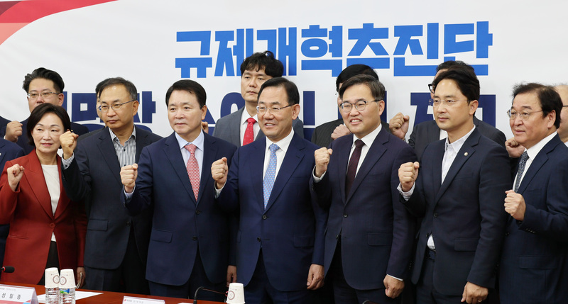 27일 국회에서 열린 에서 주호영 원내대표와 홍석준 위원장 및 위원들이 기념촬영을 하고 있다 / 사진 = 국회사진기자단