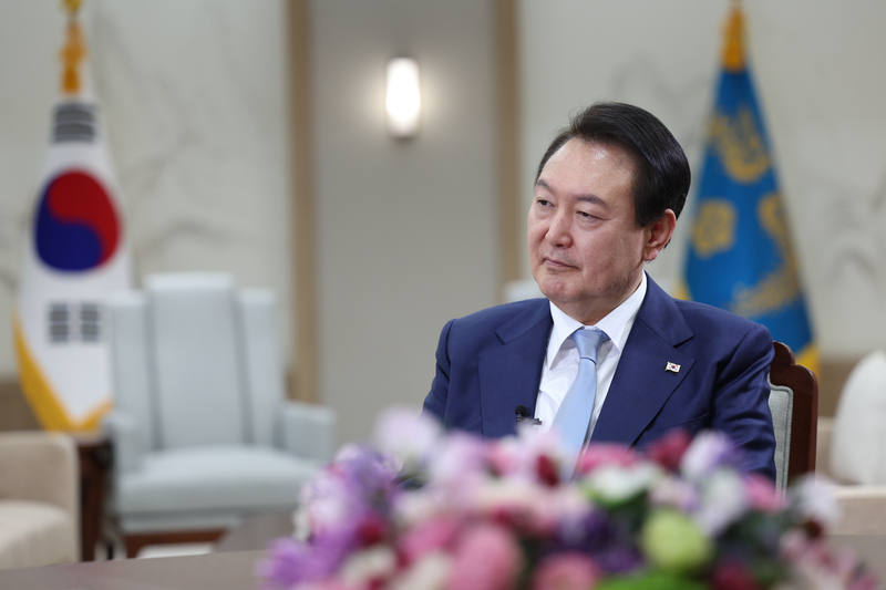 석열 대통령이 지난달 28일 서울 용산 대통령실 청사 집무실에서 로이터 통신과 인터뷰를 하고 있다 / 사진 = 대통령실 제공