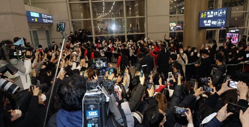 歓迎の観衆の中、サッカー韓国代表チームが帰国/写真=聯合ニュース