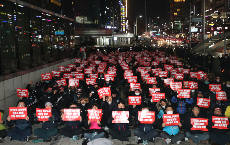 6일 오후 대전 서구 둔산동 은하수네거리 국민은행 앞에서 총파업·총력투쟁 결의대회를 하고 있는 민주노총 대전본부·화물연대 관계자들. / 사진 = 연합뉴스