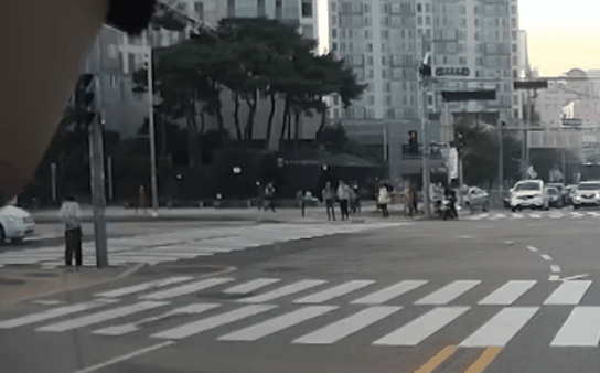 전동 킥보드에 3명이 올라탄 채 무단횡단하다 차량과 충돌했다 / 영상=유튜브