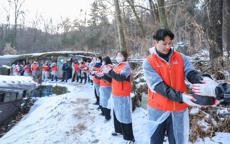 사랑나눔 연탄 기부 봉사활동에 나선 국민체육진흥공단 임직원들. 사진=국민체육진흥공단.