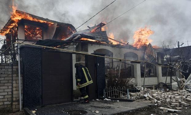 6일(현지 시각) 우크라이나 헤르손의 한 주택이 불타고 있다. / 사진=연합뉴스