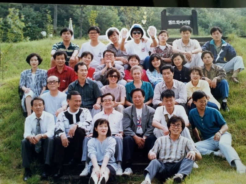 ▲1993년경 시사저널사 간행 멤버들. <br />
아래에서 둘째 줄 오른쪽 두 번째가 김훈 당시 취재부장, <br />
넷째 줄 오른쪽 두 번째가 김정희 사무총장