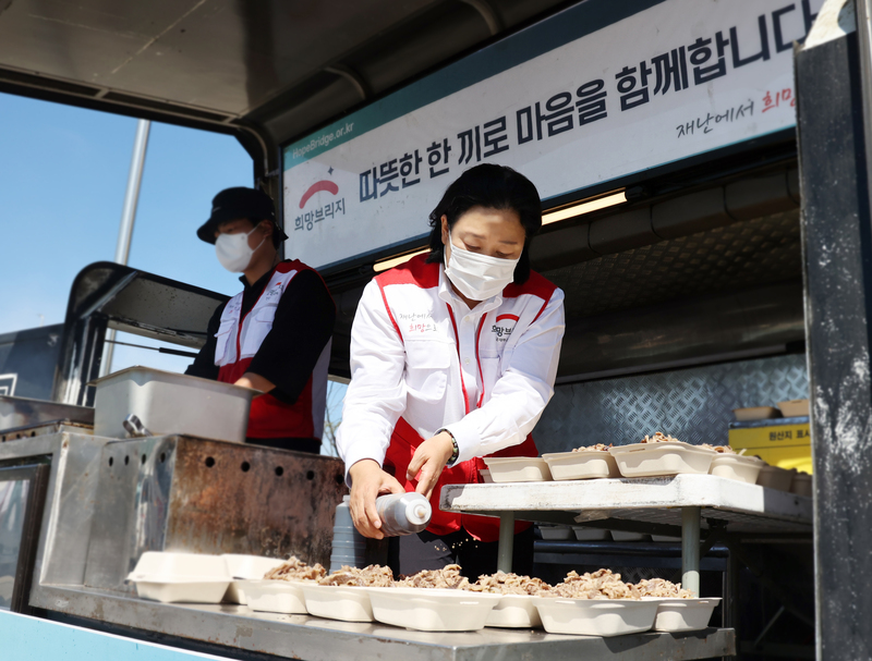 ▲ 2022년 제11호 태풍 ‘힌남노’ 피해 지역에서 식사 지원 및 <br />
집수리 봉사 활동을 하는 김정희 사무총장
