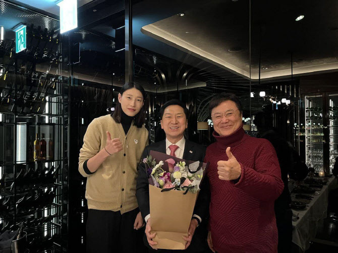 왼쪽부터 김연경, 국민의힘 김기현 의원, 남진 / 사진 = 김기현 의원 페이스북