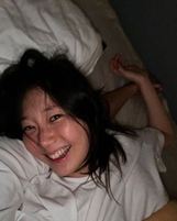 배우 이유영, 비연예인 남성과 열애 중...'침대 위 행복한 미소'