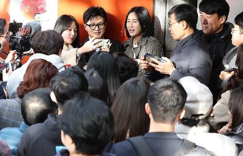 지난 17일 대구 시민들을 만난 한동훈 법무부 장관 / 사진=연합뉴스