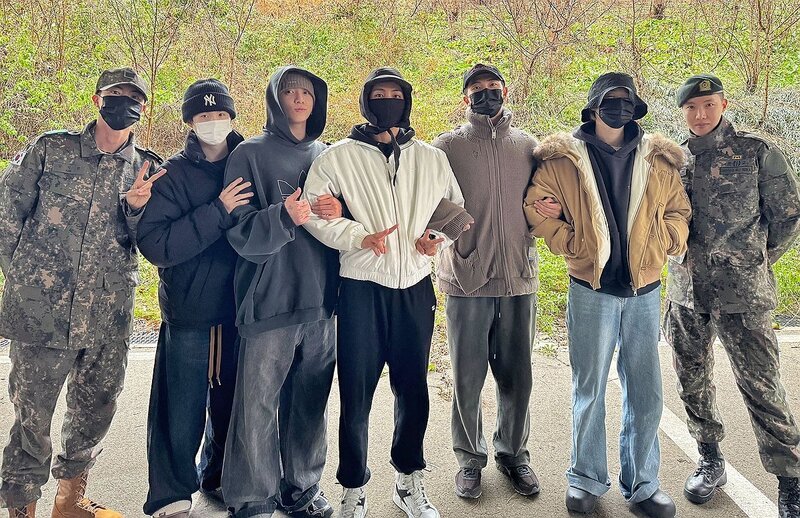 Os membros do BTS saíram para se despedir do alistamento dos membros RM e V/ Foto = BTS