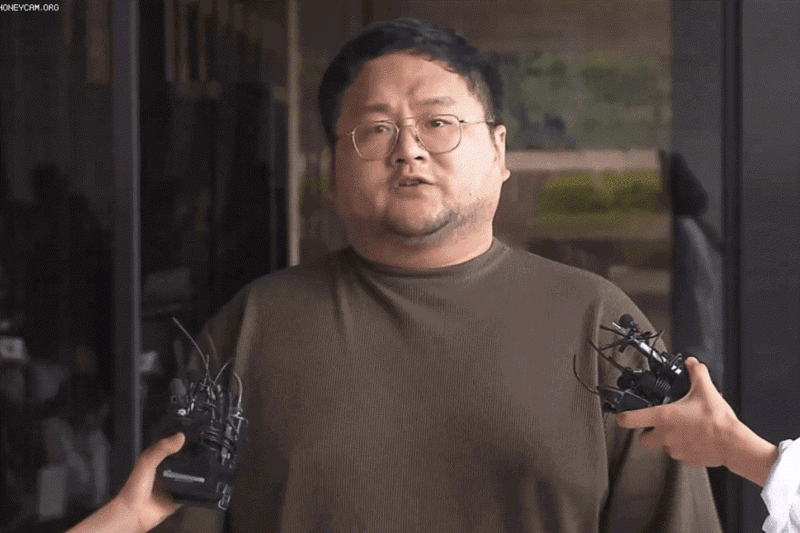 오늘(15일) 검찰에 자진 출석한 유튜버